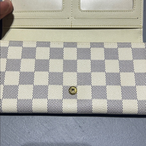 Tri-Fold Patterned Leather Wallet - Picture 3 of 12